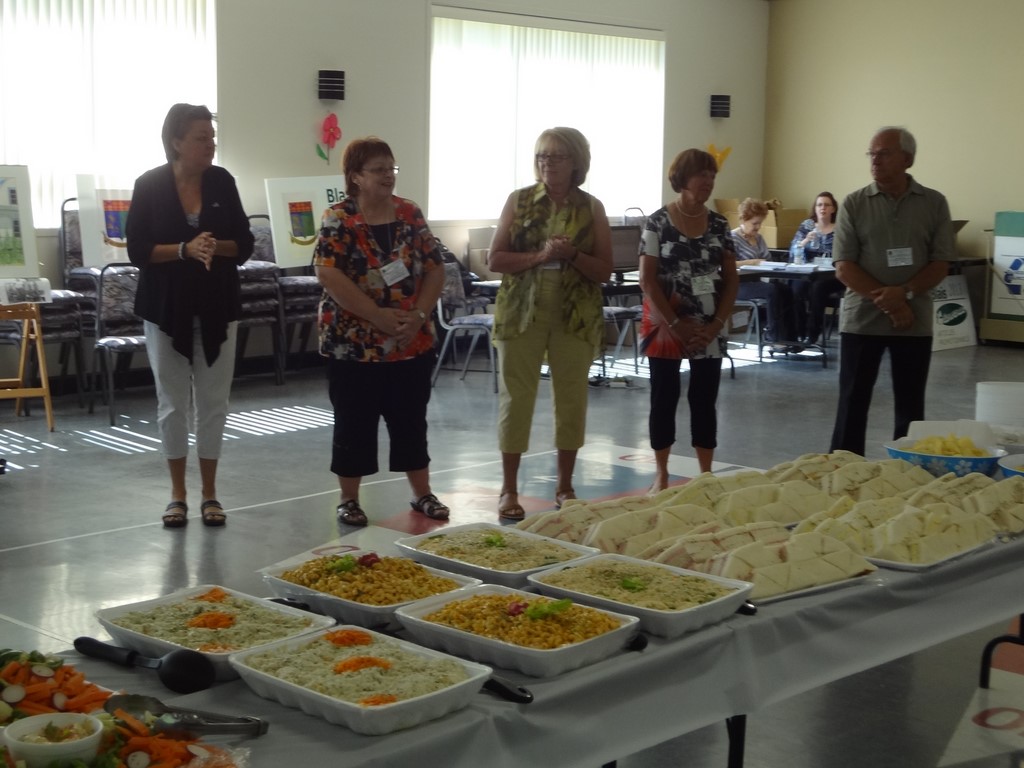5 membres du comité organisateur et buffet du midi