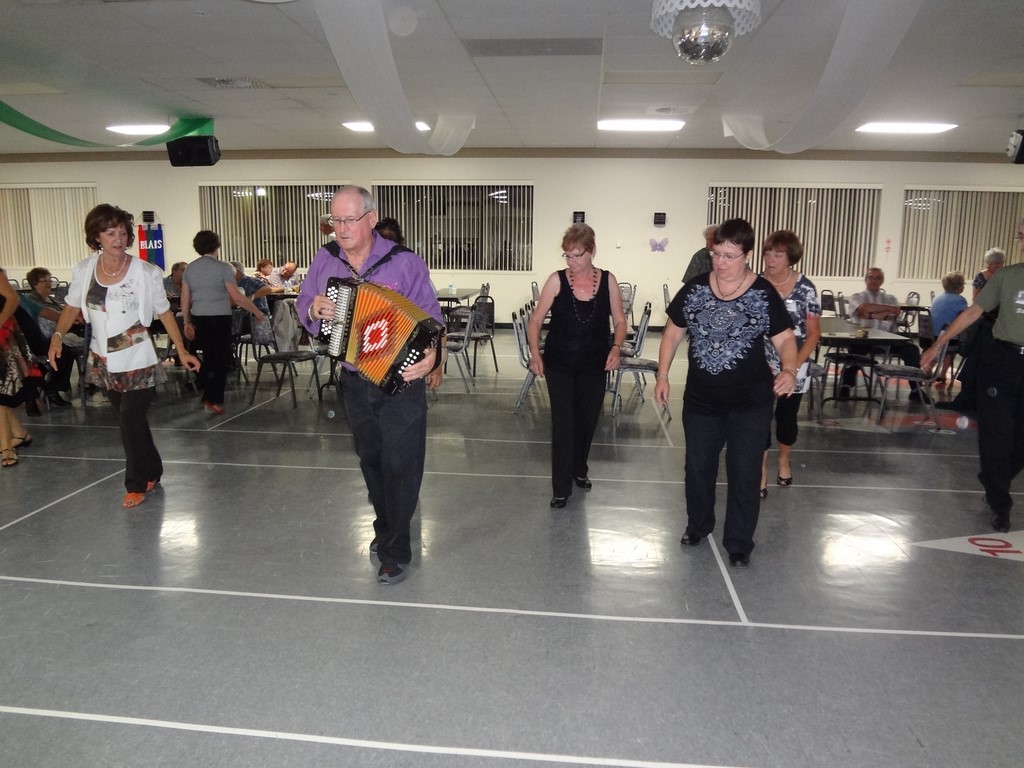 Accordéoniste dirige la danse