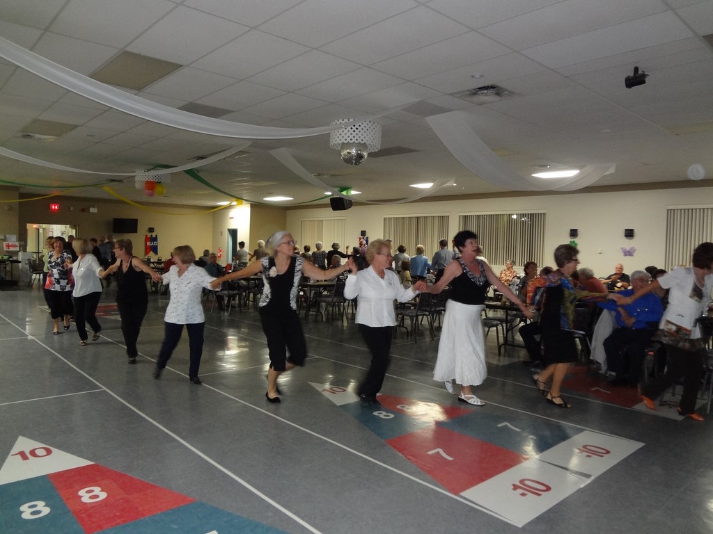 Les danseurs dans une joyeuse farandole