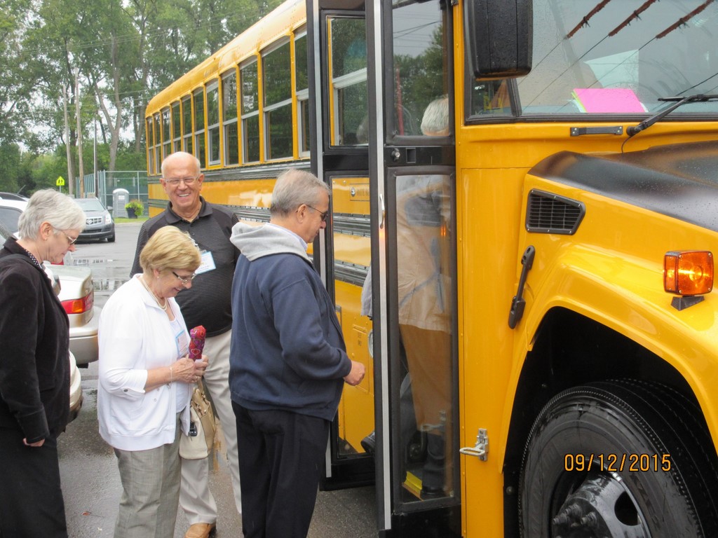 13h30, premier départ en autobus vers le musée de Vaudreuil où seront accueillies par le directeur du Musée, M. Daniel Bissonnette, 46 personnes pour une visite guidée d’une heure et demie.